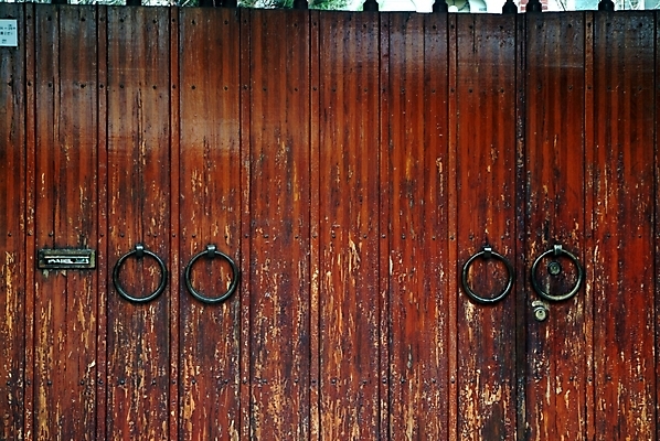 포토 JPG 시설물 현대건축 건축 사람없음 문 건축부분 부식 대문 문고리 철문 국내포토 건축물 파일형식