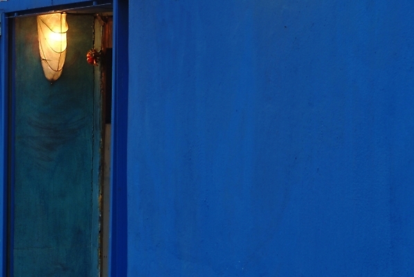 포토 JPG 벽 생활용품 조명 사람없음 파란색 빛 오브젝트 벽걸이등 실외등 국내포토 컬러 파일형식