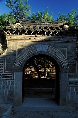 포토 JPG 주간 한국문화 한국전통 시설물 건축물 건축 고건축 사람없음 야외 관광지 문 동양건축 궁전 문화재 대문 덕수궁 국내포토 자연요소 동양문화 전통 여행 한국 파일형식 동양