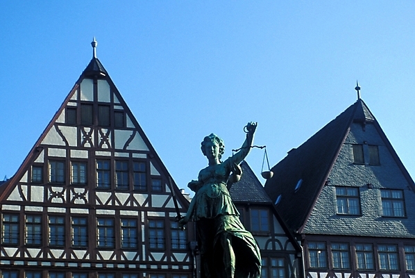 포토 JPG 주간 해외풍경 시설물 건축 유럽 조각 외국문화 여행 고건축 해외건축 자연 유럽건축 독일 풍경 사람없음 야외 건물 관광지 동상 조각상 작품 정의의여신상 조각_조소 국내포토 자연요소 해외 건축물 나라 문화 서양건축 미술 조형물 생태계 기념물 여신상 조소 파일형식