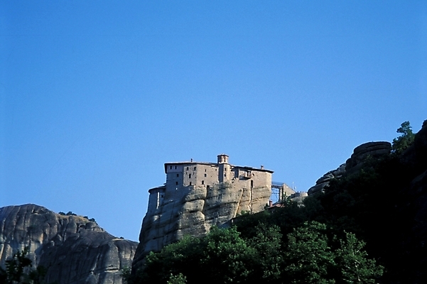 포토 JPG 주간 해외풍경 유럽 외국문화 여행 자연 하늘 바위산 산 풍경 사람없음 야외 건물 관광지 성 암벽 그리스 고성 고성_옛성 국내포토 자연요소 해외 건축물 나라 문화 고건축 돌산 생태계 파일형식