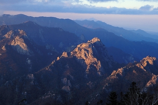 포토 JPG 주간 자연 바위산 산 풍경 사람없음 야외 절벽 기암괴석 기암절벽 국내포토 자연요소 바위_돌 돌산 생태계 파일형식