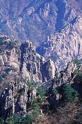 포토 JPG 주간 자연 바위산 산 풍경 사람없음 야외 절벽 기암괴석 기암절벽 국내포토 자연요소 바위_돌 돌산 생태계 파일형식