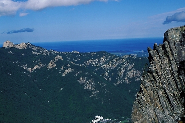 포토 JPG 자연 바위산 산 풍경 사람없음 절벽 기암괴석 기암절벽 국내포토 바위_돌 돌산 생태계 파일형식