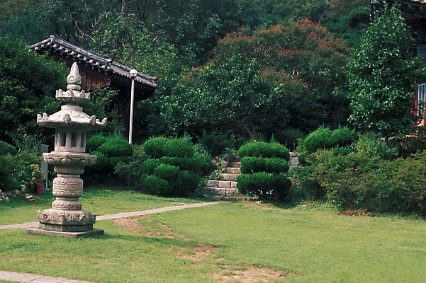포토 JPG 한국전통 시설물 건축물 건축 종교 고건축 불교 한국건축 종교건축 사람없음 동양건축 사찰 사원 석등 석조물 국내포토 전통 비즈니스 한국 파일형식 동양