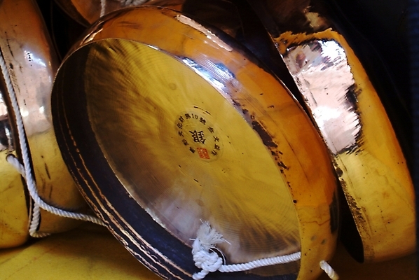 포토 JPG 한국문화 한국전통 전통 문화 예술 악기 음악 타악기 한국 국악기 사람없음 문화재 풍물놀이 사물놀이 꽹과리 풍악 국내포토 동양문화 아시아 문화예술 국악 전통놀이 전통공연 파일형식