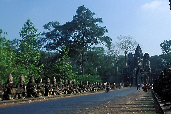 포토 JPG 나무 식물 해외 시설물 건축 도로 길 조각 외국문화 고건축 유적 유적지 자연 풍경 사람없음 조각상 동양건축 아스팔트 작품 앙코르와트 캄보디아건축 캄보디아문화 조각_조소 국내포토 동양문화 전통 건축물 문화 교통시설 미술 조형물 생태계 캄보디아 조소 파일형식 동양