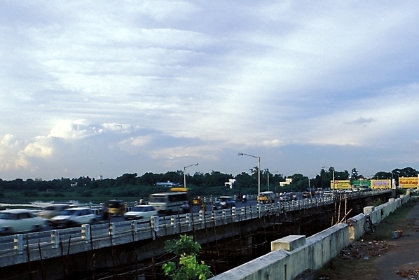 포토 JPG 구름 시설물 현대건축 건축 도로 육상교통 교통 교통시설 자동차 하늘 풍경 사람없음 고가다리 가교 국내포토 자연요소 건축물 길 교통수단 시설 파일형식