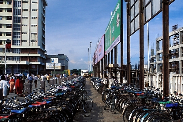포토 JPG 해외풍경 해외 건축 육상교통 자연 거리 사람 풍경 여러명 자전거 군중 자전거주차장 국내포토 교통수단 다수 바이크 생태계 주차장 파일형식