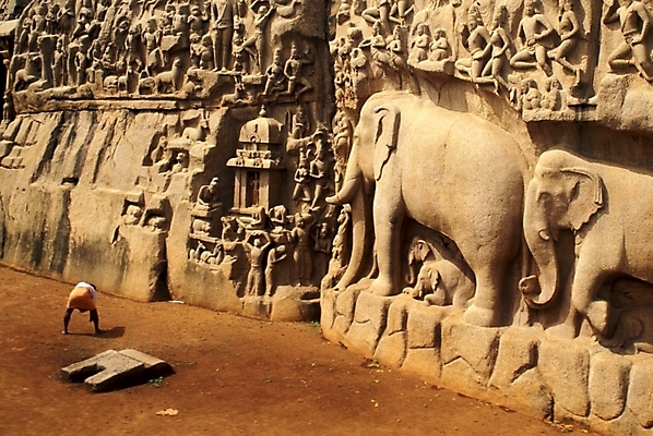 포토 JPG 해외풍경 건축물 건축 조각 여행 유적 유적지 한명 관광지 돌_바위 사찰 사원 힌두교 조각_조소 국내포토 1 전통 해외 종교 고건축 비즈니스 종교건축 사람 풍경 조소 파일형식