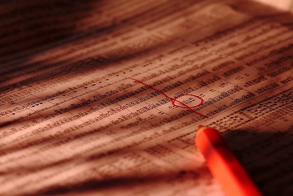 포토 JPG 산업 비즈니스 색연필 근접촬영 사람없음 금융 연필 시세 신문 주식 산업재료 시세표 주식거래 국내포토 뷰포인트 학용품 간행물 경제 필기구 거래 뉴스 파일형식