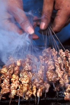 포토 JPG 손 한식 음식 한국 사람없음 꼬치 연기 구이 꼬치구이 닭꼬치 국내포토 아시아 신체부위 닭고기 파일형식
