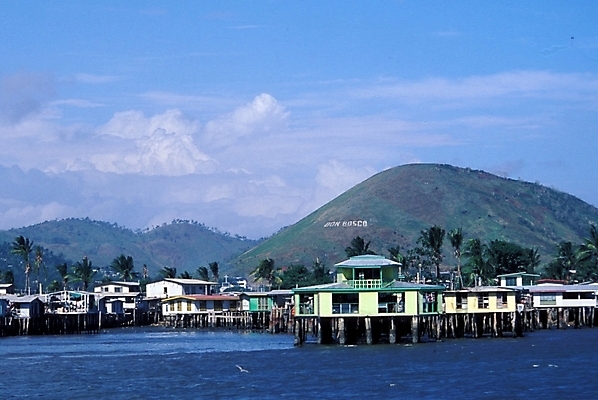 포토 JPG 주간 해외풍경 시설물 현대건축 건축 바다 외국문화 백그라운드 자연 산 사람 풍경 사람없음 야외 오세아니아 수상가옥 파푸아뉴기니 선박 국내포토 자연요소 해외 건축물 나라 문화 수상교통 주택 생태계 파일형식