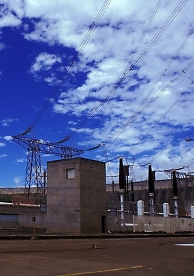 포토 JPG 주간 구름 해외풍경 시설물 건축물 현대건축 건축 외국문화 여행 공장 자연 하늘 풍경 사람없음 야외 관광지 발전소 전선 남아메리카 산업시설 전봇대 공장시설 파라과이 국내포토 자연요소 해외 공공시설 산업 문화 공업 아메리카 에너지 시설 생태계 파일형식