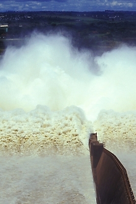 포토 JPG 주간 해외풍경 공공시설 외국문화 자연 풍경 사람없음 야외 물 강 에너지 남아메리카 댐 수력발전 수력발전댐 수력발전소 파라과이 국내포토 자연요소 해외 문화 아메리카 발전 시설 생태계 수력에너지 파일형식