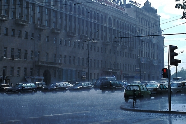 포토 JPG 주간 해외풍경 해외 건축물 건축 유럽 도로 육상교통 외국문화 교통 해외건축 승용차 자동차 자연 날씨 풍경 빌딩 사람없음 야외 건물 도시 비 러시아 상업시설 국내포토 자연요소 나라 문화 길 교통수단 교통시설 시설 생태계 상업 파일형식