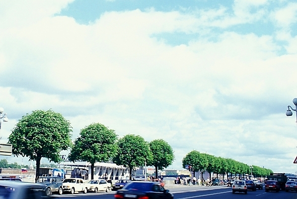 포토 JPG 주간 나무 구름 해외풍경 유럽 도로 육상교통 외국문화 교통 자동차 자연 하늘 거리 사람 풍경 야외 도시 러시아 국내포토 자연요소 식물 해외 나라 문화 길 교통수단 교통시설 생태계 파일형식