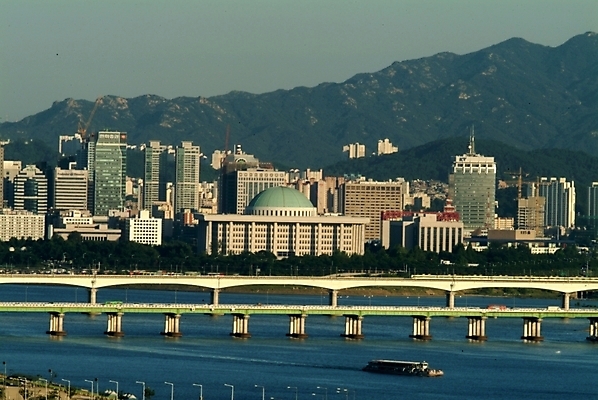 포토 JPG 주간 백그라운드 자연 서울 한국 풍경 빌딩 사람없음 야외 건물 강 다리 도시 한강 국회의사당 여의도 가교 상업시설 국내포토 자연요소 건축물 아시아 시설 생태계 상업 랜드마크 파일형식