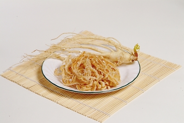 포토 JPG 스튜디오촬영 접시 음식 의학 사람없음 치료 약 한의학 약재 한약재 인삼 약초 한약 안주 김발 보양식품 국내포토 식기 실내 풀_식물 삼 건강식품 파일형식