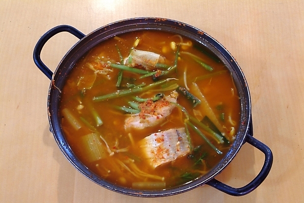 포토 JPG 한국문화 한식 요리 사람없음 냄비 찌개 동태찌개 생선찌개 베이지색배경 국내포토 동양문화 음식 백그라운드 한국 솥 베이지색 파일형식