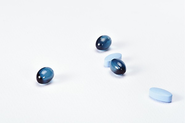 포토 JPG 스튜디오촬영 실내 건강 근접촬영 사람없음 알약 약 건강관리 바이러스 감기 오브젝트 흰배경 예방 감기약 면역력 전염병 환절기 국내포토 계절 뷰포인트 백그라운드 의학 관리 내부 흰색 질병 파일형식