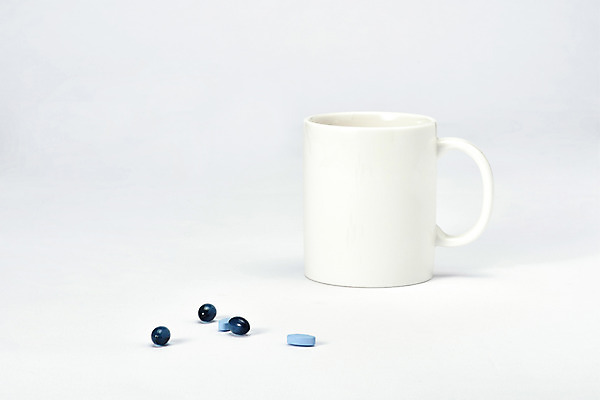 포토 JPG 스튜디오촬영 실내 건강 사람없음 알약 약 건강관리 머그컵 흰색 바이러스 감기 오브젝트 흰배경 예방 감기약 면역력 전염병 환절기 국내포토 계절 컬러 백그라운드 의학 관리 내부 컵 질병 파일형식