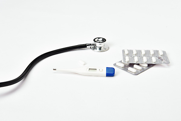 포토 JPG 스튜디오촬영 청진기 실내 건강 사람없음 알약 약 건강관리 진료 바이러스 온도계 체온계 감기 오브젝트 흰배경 예방 감기약 면역력 전염병 환절기 국내포토 계절 백그라운드 의학 의료기기 관리 내부 흰색 질병 파일형식