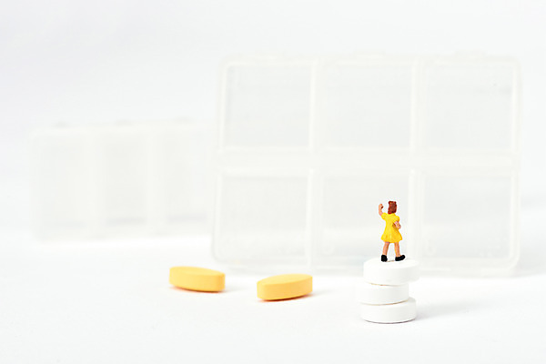 포토 JPG 스튜디오촬영 어린이 실내 건강 근접촬영 사람없음 알약 약 노란색 건강관리 미니어처 바이러스 감기 오브젝트 흰배경 예방 감기약 노약자 면역력 전염병 환절기 국내포토 계절 뷰포인트 컬러 백그라운드 의학 관리 사람 내부 모형 흰색 질병 파일형식