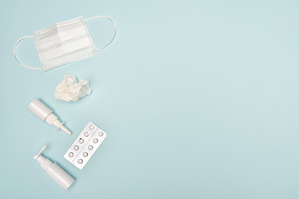 포토 JPG 스튜디오촬영 실내 건강 마스크 사람없음 하이앵글 알약 약 건강관리 바이러스 화장지 약병 감기 오브젝트 예방 파란배경 감기약 기침 면역력 비염 전염병 환절기 플랫레이 코세정기 국내포토 계절 뷰포인트 백그라운드 의학 관리 내부 파란색 의료용품 플랫 질병 병_담는 파일형식