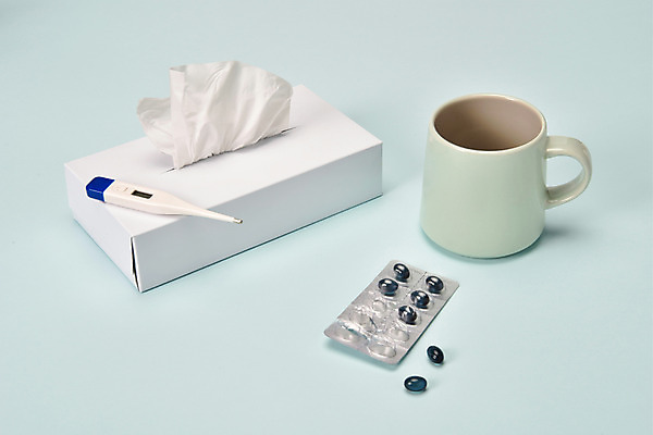 포토 JPG 스튜디오촬영 실내 건강 사람없음 알약 약 건강관리 머그컵 바이러스 화장지 온도계 체온계 감기 오브젝트 예방 파란배경 감기약 면역력 전염병 환절기 국내포토 계절 백그라운드 의학 관리 내부 컵 파란색 질병 파일형식