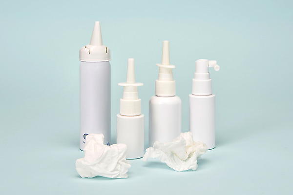 포토 JPG 스튜디오촬영 실내 건강 사람없음 약 건강관리 바이러스 화장지 약병 감기 오브젝트 예방 파란배경 면역력 비염 예방접종 전염병 콧물 환절기 코세정기 국내포토 계절 백그라운드 의학 관리 내부 파란색 의료용품 질병 생리현상 접종 병_담는 파일형식