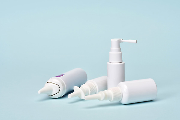 포토 JPG 스튜디오촬영 실내 건강 사람없음 약 건강관리 바이러스 약병 감기 예방 파란배경 면역력 비염 예방접종 전염병 환절기 코세정기 국내포토 계절 백그라운드 의학 관리 내부 파란색 의료용품 질병 접종 병_담는 파일형식