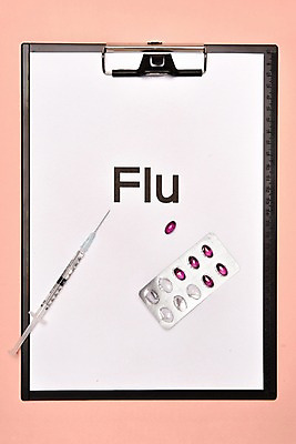 포토 JPG 스튜디오촬영 실내 건강 주사기 사람없음 하이앵글 알약 약 건강관리 바이러스 감기 오브젝트 예방 문서 파일 감기약 면역력 백신 서류판 예방접종 인플루엔자 전염병 환절기 플랫레이 분홍색배경 국내포토 계절 뷰포인트 분홍색 백그라운드 의학 의료기기 관리 내부 사무용품 플랫 질병 접종 파일형식