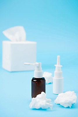 포토 JPG 스튜디오촬영 실내 건강 사람없음 약 건강관리 바이러스 화장지 약병 감기 오브젝트 예방 파란배경 기침 면역력 비염 예방접종 전염병 콧물 환절기 코세정기 국내포토 계절 백그라운드 의학 관리 내부 파란색 의료용품 질병 생리현상 접종 병_담는 파일형식