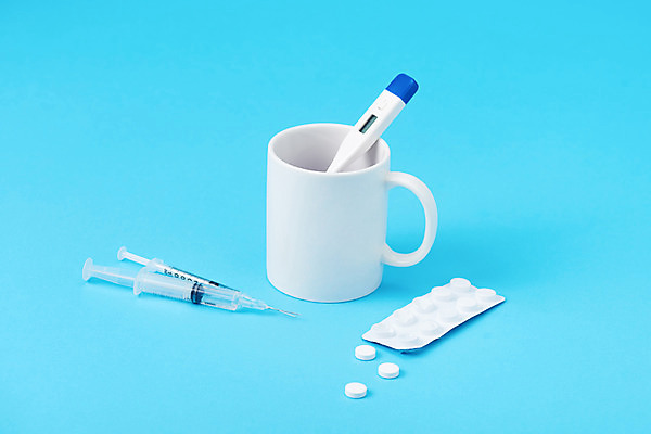 포토 JPG 스튜디오촬영 실내 건강 주사기 사람없음 알약 건강관리 머그컵 바이러스 온도계 체온계 감기 오브젝트 예방 파란배경 감기약 면역력 백신 예방접종 전염병 환절기 국내포토 계절 백그라운드 의학 의료기기 관리 내부 컵 파란색 약 질병 접종 파일형식