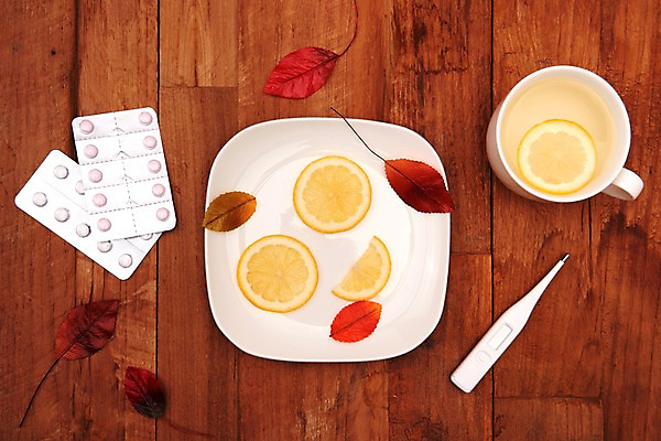 포토 JPG 스튜디오촬영 접시 단풍 낙엽 실내 건강 사람없음 하이앵글 알약 건강관리 바이러스 온도계 체온계 감기 레몬 오브젝트 예방 슬라이스 감기약 레몬티 면역력 전염병 환절기 플랫레이 나무배경 국내포토 식기 계절 뷰포인트 백그라운드 잎 과일 관리 내부 약 플랫 질병 파일형식