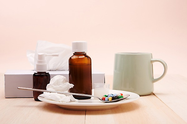 포토 JPG 스튜디오촬영 실내 건강 사람없음 컵 알약 건강관리 숟가락 머그컵 바이러스 화장지 약병 감기 오브젝트 예방 물약 감기약 면역력 전염병 환절기 나무배경 국내포토 식기 계절 백그라운드 수저 관리 내부 약 질병 병_담는 파일형식