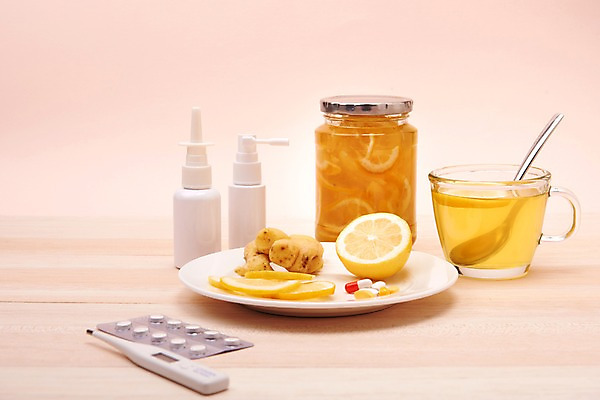 포토 JPG 스튜디오촬영 실내 건강 사람없음 알약 건강관리 숟가락 바이러스 온도계 체온계 감기 오브젝트 예방 생강 감기약 레몬티 면역력 비염 전염병 환절기 레몬청 나무배경 코세정기 국내포토 계절 백그라운드 채소 수저 관리 내부 약 의료용품 질병 파일형식 과일청