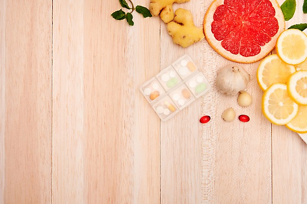 포토 JPG 스튜디오촬영 재료 실내 건강 마늘 사람없음 하이앵글 알약 건강관리 바이러스 감기 레몬 자몽 오브젝트 예방 슬라이스 천연 생강 감기약 면역력 전염병 페퍼민트 환절기 플랫레이 나무배경 국내포토 계절 뷰포인트 백그라운드 채소 과일 관리 내부 약 플랫 질병 민트 파일형식