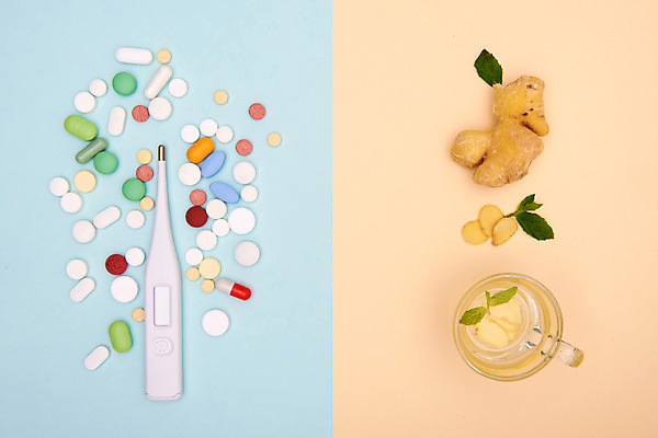 포토 JPG 스튜디오촬영 재료 잔 실내 건강 마늘 사람없음 하이앵글 알약 건강관리 비교 바이러스 차 온도계 체온계 감기 오브젝트 예방 파란배경 천연 생강 감기약 면역력 예방접종 전염병 페퍼민트 환절기 베이지색배경 플랫레이 국내포토 식기 계절 음료 뷰포인트 백그라운드 컨셉 채소 관리 내부 파란색 약 플랫 질병 민트 베이지색 접종 파일형식