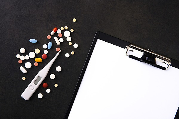 포토 JPG 스튜디오촬영 검은배경 실내 건강 사람없음 알약 건강관리 진료 바이러스 온도계 체온계 감기 오브젝트 예방 문서 파일 감기약 면역력 서류판 전염병 환절기 국내포토 계절 백그라운드 의학 관리 내부 약 사무용품 검은색 질병 파일형식