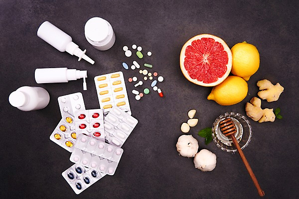 포토 JPG 스튜디오촬영 과일 재료 검은배경 실내 건강 마늘 사람없음 하이앵글 알약 건강관리 비교 바이러스 약병 감기 레몬 자몽 오브젝트 예방 천연 꿀 생강 감기약 면역력 예방접종 전염병 페퍼민트 허니디퍼 환절기 플랫레이 코세정기 국내포토 계절 뷰포인트 백그라운드 컨셉 채소 관리 내부 약 검은색 도구 의료용품 플랫 질병 민트 접종 병_담는 파일형식