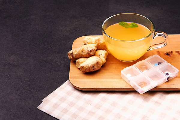 포토 JPG 스튜디오촬영 검은배경 실내 건강 사람없음 알약 건강관리 식탁보 바이러스 감기 오브젝트 예방 생강 감기약 나무도마 면역력 목감기 생강차 예방접종 전염병 환절기 국내포토 계절 백그라운드 채소 도마 관리 내부 목재 차_음료 약 검은색 질병 감기_질병 접종 파일형식