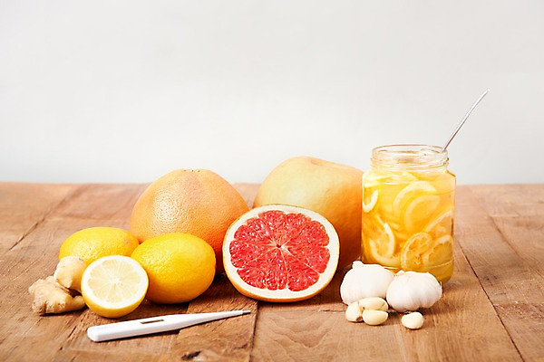 포토 JPG 스튜디오촬영 재료 실내 건강 마늘 사람없음 건강관리 바이러스 온도계 체온계 감기 레몬 자몽 오브젝트 흰배경 예방 천연 생강 레몬티 면역력 전염병 환절기 레몬청 나무배경 국내포토 계절 백그라운드 채소 과일 관리 내부 흰색 질병 파일형식 과일청