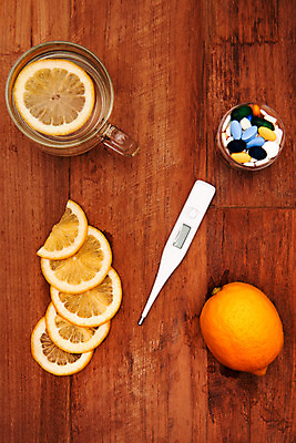 포토 JPG 스튜디오촬영 재료 실내 건강 사람없음 하이앵글 알약 건강관리 바이러스 온도계 체온계 감기 레몬 오브젝트 예방 슬라이스 천연 레몬티 면역력 전염병 환절기 플랫레이 나무배경 국내포토 계절 뷰포인트 백그라운드 과일 관리 내부 약 플랫 질병 파일형식