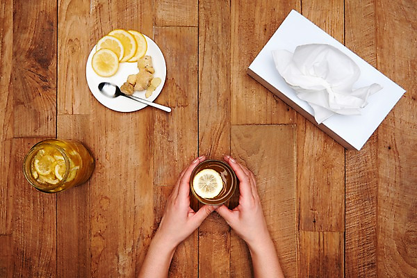 포토 JPG 스튜디오촬영 재료 실내 건강 신체부위 하이앵글 건강관리 양손 화장지 감기 레몬 오브젝트 예방 나무바닥 슬라이스 천연 생강 레몬티 면역력 예방접종 환절기 플랫레이 레몬청 국내포토 손 계절 뷰포인트 채소 과일 바닥 관리 사람 내부 플랫 질병 접종 파일형식 과일청