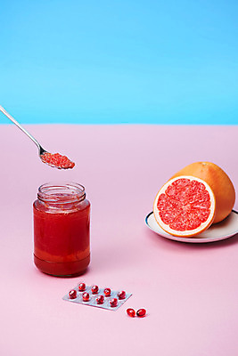 포토 JPG 스튜디오촬영 분홍색 재료 실내 건강 사람없음 파란색 알약 건강관리 숟가락 바이러스 감기 자몽 오브젝트 예방 천연 감기약 면역력 예방접종 전염병 환절기 국내포토 계절 컬러 과일 수저 관리 내부 약 질병 접종 파일형식