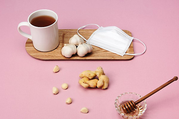 포토 JPG 스튜디오촬영 재료 실내 건강 마늘 마스크 사람없음 건강관리 바이러스 차 감기 오브젝트 예방 천연 꿀 생강 면역력 예방접종 전염병 허니디퍼 환절기 분홍색배경 국내포토 계절 음료 분홍색 백그라운드 채소 관리 내부 도구 질병 접종 파일형식