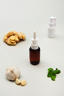 포토 JPG 스튜디오촬영 재료 실내 건강 마늘 사람없음 하이앵글 건강관리 바이러스 감기 오브젝트 흰배경 예방 천연 생강 감기약 면역력 비염 전염병 페퍼민트 환절기 플랫레이 코세정기 국내포토 계절 뷰포인트 백그라운드 채소 관리 내부 약 흰색 의료용품 플랫 질병 민트 파일형식