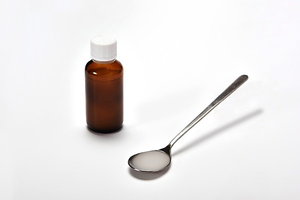 포토 JPG 스튜디오촬영 실내 건강 사람없음 건강관리 숟가락 바이러스 약병 감기 오브젝트 흰배경 예방 물약 감기약 면역력 전염병 환절기 국내포토 계절 백그라운드 수저 관리 내부 약 흰색 질병 병_담는 파일형식